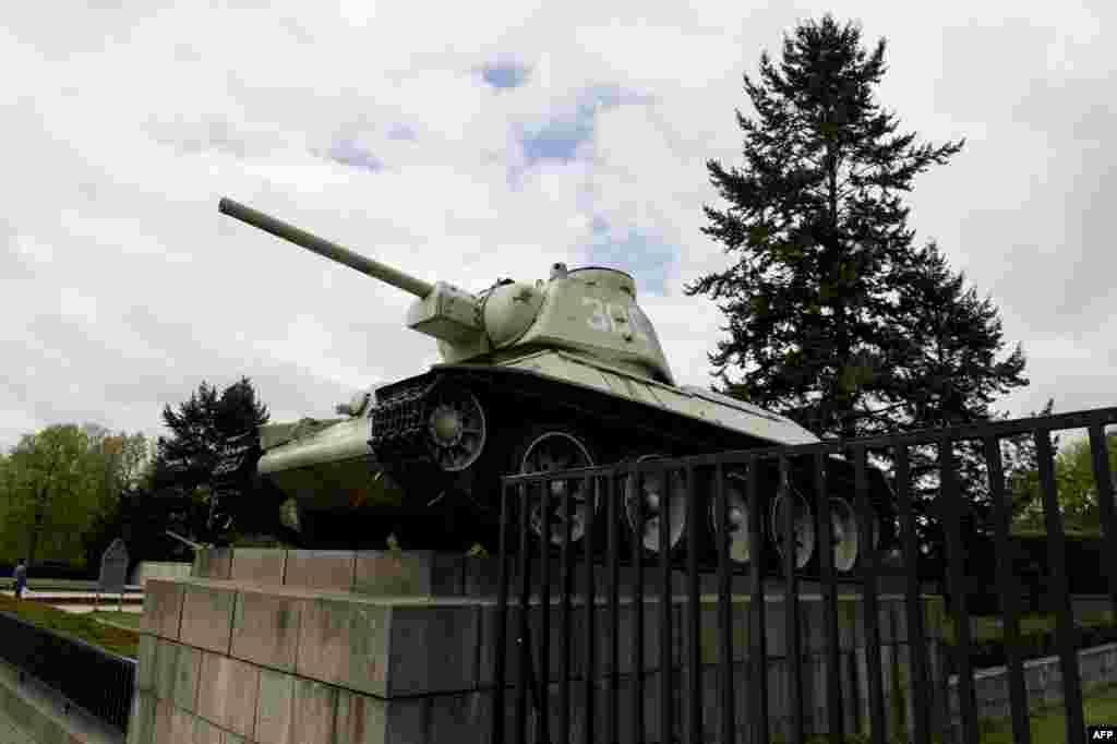 Советский танк у Бранденбургских ворот, который предлагает убрать таблоид "Бильд" в знак протеста против действий России на Украине. 15 апреля 2014 года.