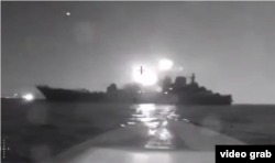 Момент влучання по ВДК «Оленегорский горняк» Чорноморський флот Росії. Скриншот з опублікованого ГУР відео