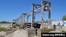 Шлюзи Північно-Кримського каналу в районі міста Красноперекопськ, північний Крим