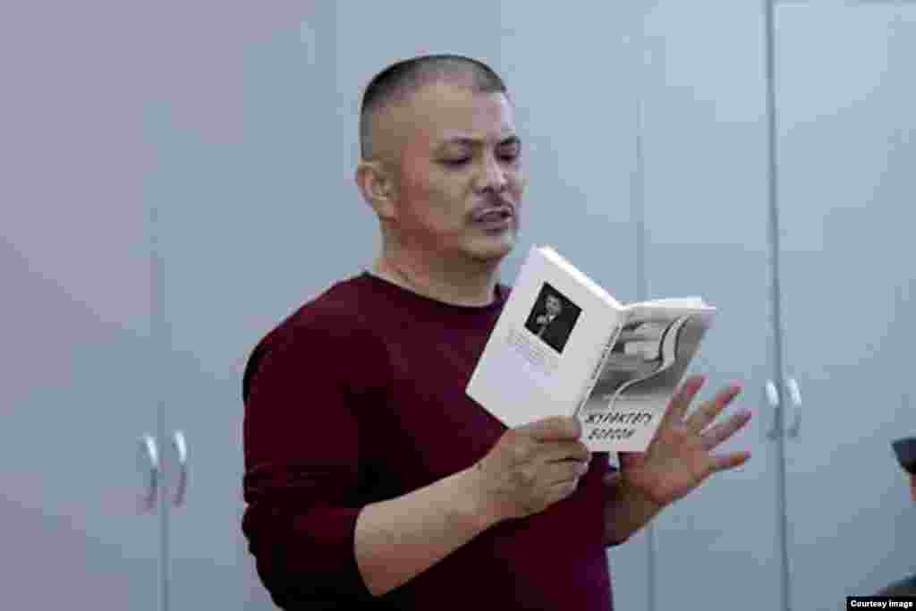 Зайырбек Ажыматов "Жалгыздык", "Мелмил", "Нөлү көп жылдар", "Жүрөктөгү бороон" ыр жыйнактарынын автору.