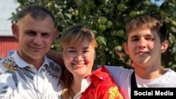 Булат Шәяхмәтова (уңда) әти-әнисе белән