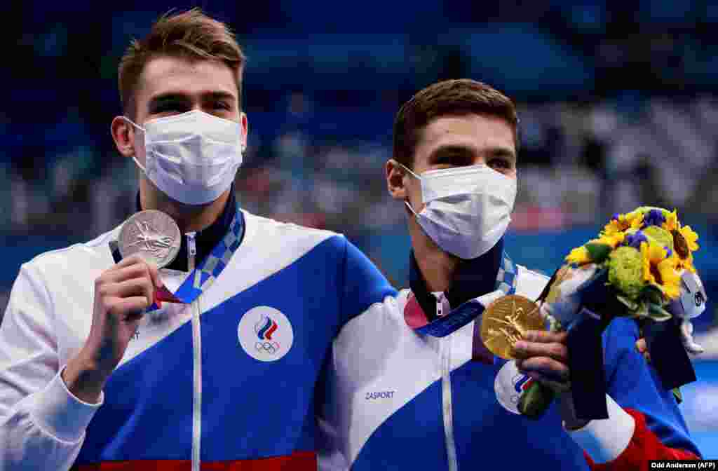 Золотий призер із Росії Євген Рилов (праворуч) і срібний призер із Росії Климент Колесніков позують свої медалі після фінального запливу на 100 метрів на спині серед чоловіків. Токіо, 27 липня 2021 року &nbsp;