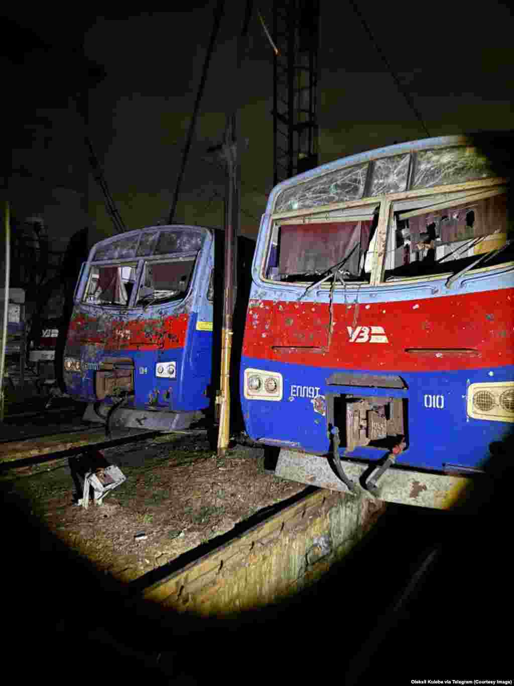 Локомотивы в Полтаве, центральной части Украины, после ночного российского удара по железнодорожному депо. 7 октября 2025 года.Эта атака — одна из недавних в серии ударов по железнодорожной инфраструктуре Украины