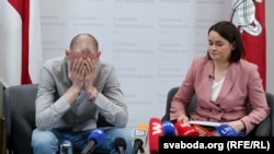 Сьвятлана і Сяргей Ціханоўскія на прэс-канфэрэнцыі вызваленых беларускіх палітвязьняў у Вільні пасьля пытаньні пра сустрэчу зь дзецьмі