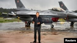 Премиерът на Полша Доналд Туск стои пред полски изтребител F-16, 11 септември 2025 г.