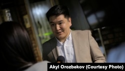 Али Токтакунов мурда "Азаттыктын" кабарчысы болуп иштеген. 
 
