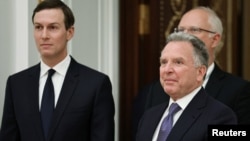 АҚШ президенті Трамптың арнайы өкілі Стив Уиткофф (оң жақта) пен Трамптың күйеубаласы Джаред Кушнер (сол жақта) Кремльде. 2 желтоқсан 2025 жыл.