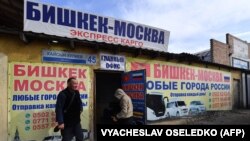 Panouri de reclamă la curse de autobuz și microbuz între Bișkek și Moscova, în capitala kârgâză.