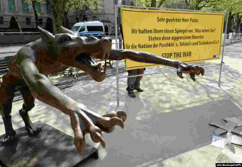 Одна из нескольких скульптур волков, установленных рядом с российским посольством в Берлине в апреле 2022 года. Надпись гласит: «Уважаемый господин Путин, мы показываем Вам зеркало. Что Вы видите? Эти агрессивные монстры представляют нацию Пушкина, Толстого и Чайковского?»