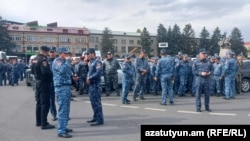 Armenia - A riot police unit arrives in Gyumri to arrest Mayor,Vartan Ghukasian, October 20, 2025.