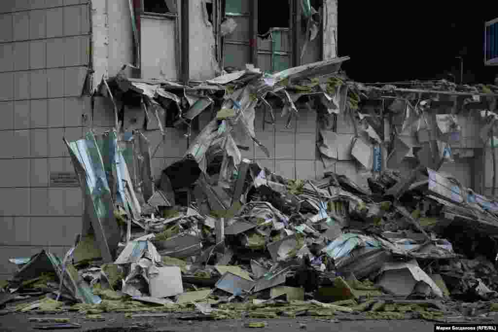 "Есть возможность обрушения конструкции из-за деформации балки, то есть нагрузка перераспределена. Предугадать это невозможно. Но момент в чем?! Экскаватор-разрушитель находится на безопасном расстоянии. Людей нет. То есть, если какое-то обрушение будет, это будет происходить локально и безопасно для людей", - сообщил начальник участка Юрий Нургалиев.&nbsp;