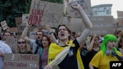 Protestatarii strigă lozinci și țin pancarte în timpul unei demonstrații împotriva unei legi care elimina independența agențiilor anticorupție NABU și SAPO, la Kiev, pe 24 iulie 2025.