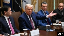 Președintele SUA, Donald Trump, la o ședință a cabinetului din 26 august, alături de secretarul de stat Marco Rubio (stânga) și secretarul apărării Pete Hegseth (dreapta).