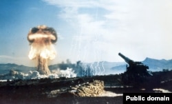 Un proiectil de artilerie nucleară american testat în Nevada în 1953 este una dintre singurele fotografii existente ale unei arme nucleare tactice testate.