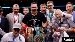 Аляксандар Вусік з сваёй камандай і чэмпіёнскімі паясамі