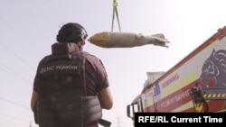 Geniști ucraineni îndepărtează o bombă planor de 500 de kilograme. O firmă chineză cu o fabrică în California a livrat Rusiei electronice supuse sancțiunilor, inclusiv o componentă găsită într-un sistem de ghidare utilizat de bombele planor rusești lansate împotriva Ucrainei.