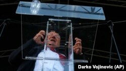 "Šešelju je sve dozvoljeno u onoj meri u kojoj je danas sve dozvoljeno grupi političara kojoj pripadaju Šešelj i vladajuća elita u Srbiji", zaključuje Srećko Mihajlović