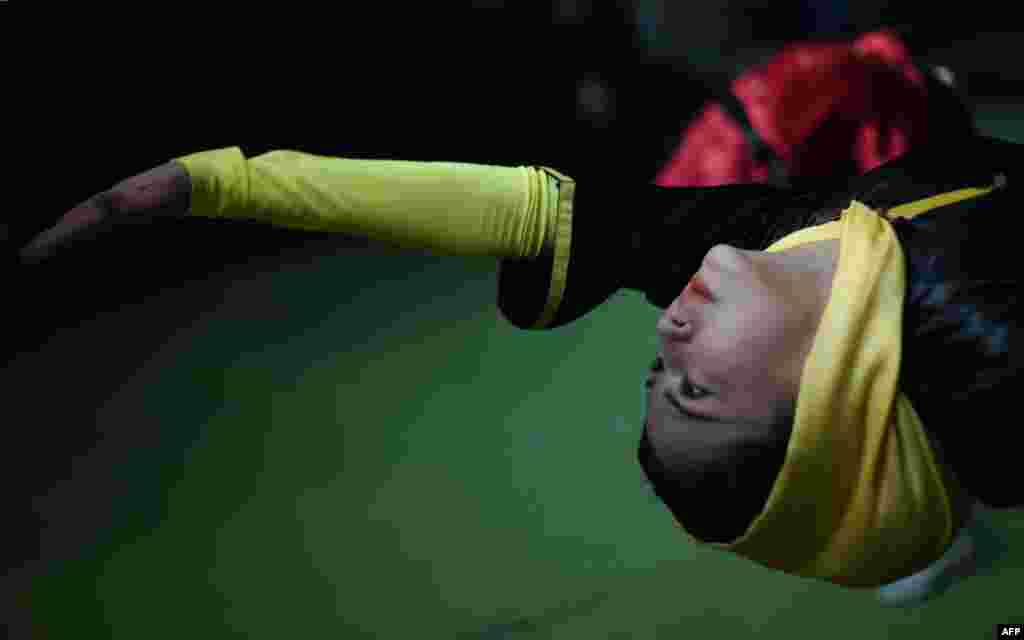 Uşu ilə yanaşı Azimi qızlara özünümüdafiəni də öyrədir.&nbsp; 