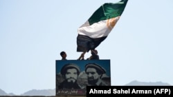 Панжшер өрөөнүнөн чыккан аскер кол башчысы Ахмад Шах Масуддун портрети. Панжшер провинциясы, 23-август, 2021-жыл.