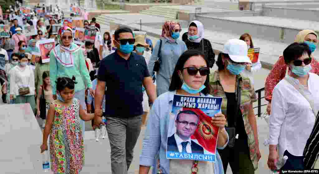 Кыргызстанда оору күч алып, күн сайын коронавирусту жугузуп алгандар миңден ашууда. Бирок ага карабай өлкөдө күн сайын митингдер өтүп, той-аштар токтобой жатат. &nbsp;