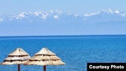 Высокогорное озеро Иссык-Куль.