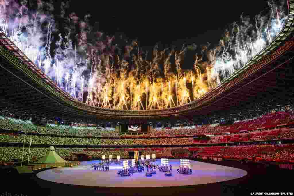 Оюн-зооктордо эки жылдан бери дүйнөнү каптаган коронавирус илдетинин адамзатты чырмооктой орогон учуру дагы берилди. Анда бийчилер шоунун жүрүшүндө дүйнөнү каптаган илдеттин улам жөргөмүштүн желесиндей тарап, адамзаттын дем алуусун чектеген көрүнүшүн музыканын коштоосунда көркөмдүк менен берди. Адамзаттын жашоо үчүн күрөшү, бири-бирине кам көргөн сезимдери бийчилердин шоусу аркылуу чагылдырылды.