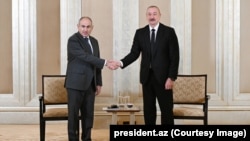 Ermenistanyň premýer-ministri Nikol Paşinýan (çepde) we Azerbaýjanyň prezidenti Ylham Alyýew 
