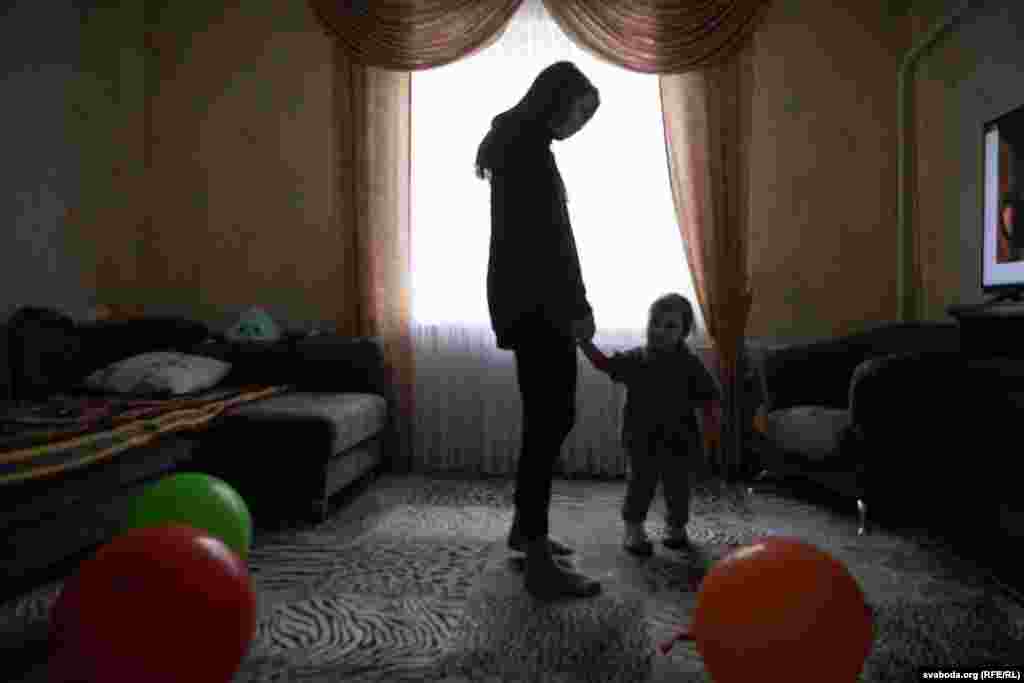 Дар'я з дачкой дома ў сваіх бацькоў. 2-гадовая Паўліна ня бачыла тату ўжо больш за 7 месяцаў. За гэты час дзяўчынка навучылася самастойна есьці, размаўляць сказамі, пачынае сама маляваць.&nbsp;