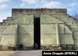 Двама хоби пилоти отварят хангар за произведени в СССР самолети в базата „Миловице“ в близост до Прага.