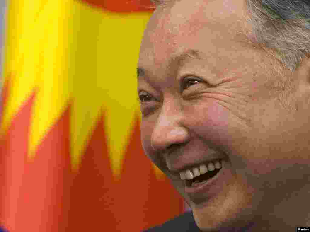 Экс-президент КР Курманбек Бакиев вместе со второй семьей живет в Республике Беларусь. Президент Лукашенко предоставил ему политическое убежище. 