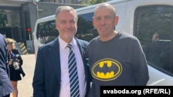 Ігар Карней пасьля вызваленьня і прэзыдэнт Радыё Свабодная Эўропа/Радыё Свабода Стыў Капус (зьлева).
