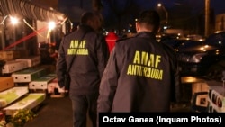 Imagine generică cu doi inspector antifraudă în timpul unei acțiuni de control.