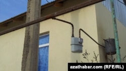Aşgabadyň etegindäki jaýlarda ýerleşdirilen gaz ölçeýjiler. 2014 ý.