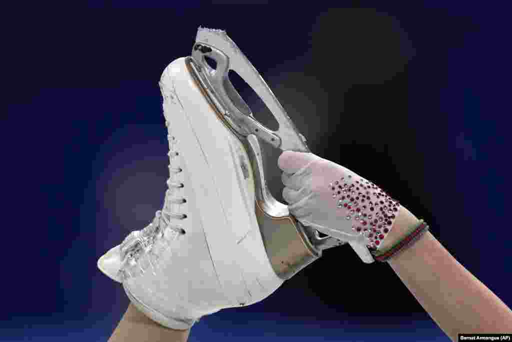 Anastasia Șabotova din Ucraina concurează într-o probă de patinaj artistic feminin la Jocurile Olimpice de iarnă din 2022 de la Beijing.