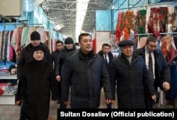 Солдон: Дамира Дөөлөталиева, Садыр Жапаров жана Аскар Салымбеков. 08.2.2022.