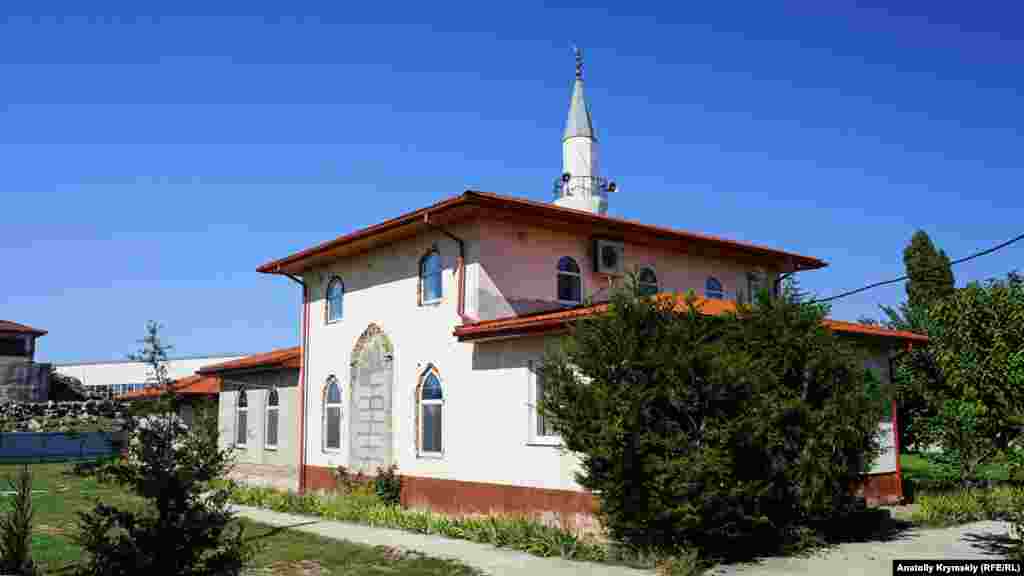 Restorannıñ artında Yañı Sarabuz camisi yerleşken