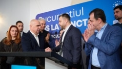 Premierul Ilie Bolojan (președintele PNL) îl felicită pe candidatul partidului, Ciprian Ciucu, la alegerile locale parțiale pentru funcția de primar general al Capitalei, după publicarea exit-poll-ului, pe 7 decembrie 2025.
