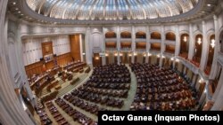 Potrivit legii, partidele parlamentare primesc lunar subvenții de la bugetul de stat. Sumele sunt proporționale cu numărul de mandate în Legislativ. 