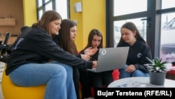 Leonita Hoxha,  Mimoza Terpeza, Fjolla Rama, Agnesa Terpeza, themeluese të projektit "Pa stres me çelës". 