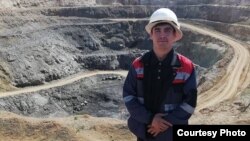 Семей тұрғыны Елдос Қалиевті 2022 жылғы 10 қаңтарда комендант сағаты кезінде ұстап, полиция мекемесіне апарған. 26 жастағы жігіт сонда жұмбақ жағдайда қаза болды.