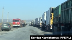 Казакстанга кирүү үчүн “Ак-Тилек” бекетинде кезек күтүп турган айдоочулар. Архив сүрөт.