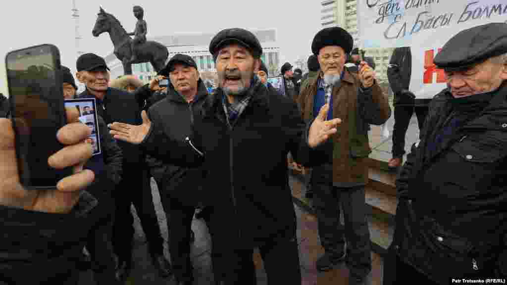 2022-жылдын 13-февралында Алматыда казакстандыктар кандуу Январь окуясында курман болгондорду эскерүү митингине чыгышты. (Петр Троценко) 2022-жылы январдын башында Казакстанда суюлтулган газдын кымбатташына каршы жалпы улуттук нааразылык акциялары катуу толкундоолор жана ырайымсыз басуулар менен коштолду. Кагылышууда жүздөгөн адамдар, анын ичинде 18 коопсуздук кызматкери каза болуп, президент Касым-Жомарт Токаев коопсуздук күчтөрүнө "ок атууга" буйрук берген.