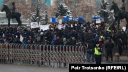 Казакстан. Январь окуясында каза болгондорду эскерүү митинги. Алматы, Республика аянты. 13-февраль, 2022-жыл. 
