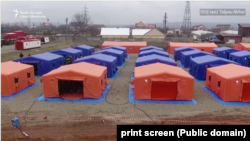 O astfel de tabără ar trebui ridicată în județele din nordul României pentru a adăposti eventualii refugiați din Ucraina. Imagine generică cu o tabără mobilă ISU. 
