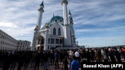 Казанда Кол Шәриф мәчетенә Ураза гаетенә килүчеләр
