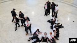 Protest împotriva tăierii fondurilor federale pentru combaterea infectării cu HIV la Capitoliul din Washington, pe 26 februarie. Reducerile fac parte din strategia lui Musk de a economisi de la buget.