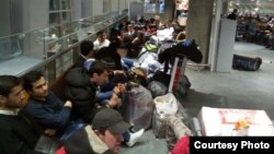 Застрявшие в аэропорту Пулково трудовые мигранты. Архивное фото