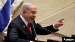 Mandatul pe numele premierului israelian Beniamin Netanyahu a fost făcut public fiindcă el continuă comportamentul care a dus la emiterea mandatului, justifică tribunalul de la Haga.