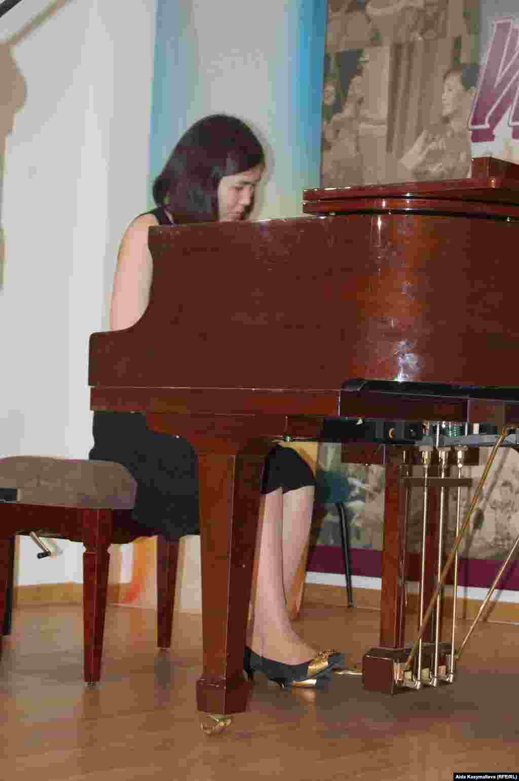 Жаш өнөрпоз Лейли Асанбекова, Кыргызстан. 25.4.2011.  - “Кремлдин жаш жылдыздар” долбоорунун катышуучусу Лейли Асанбекова, Кыргызстан.