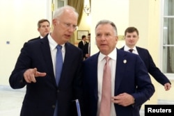 Керівник Російського фонду прямих інвестицій та спецпосланник президента Росії Кирило Дмитрієв розмовляє зі спецпосланником президента США Дональда Трампа Стівом Віткоффом під час зустрічі в Санкт-Петербурзі, Росія, 11 квітня 2025 року